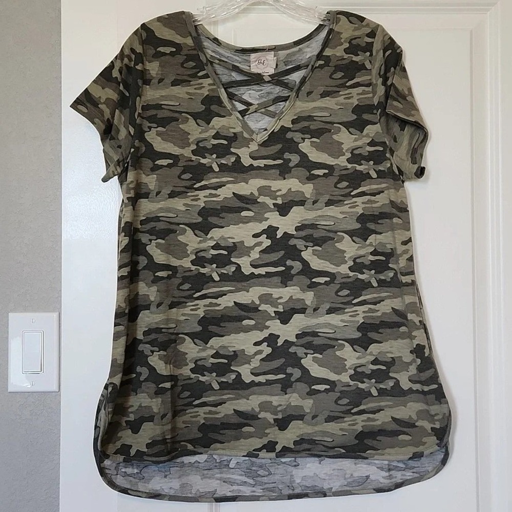 Grace & Emma‎ Camo Crisscross V Neck Short Sleeve Tunic Top Women Size M